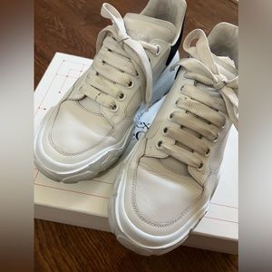 Alexander McQueen
Oversized Larry Bicolor Leather Low-Top Sneakers